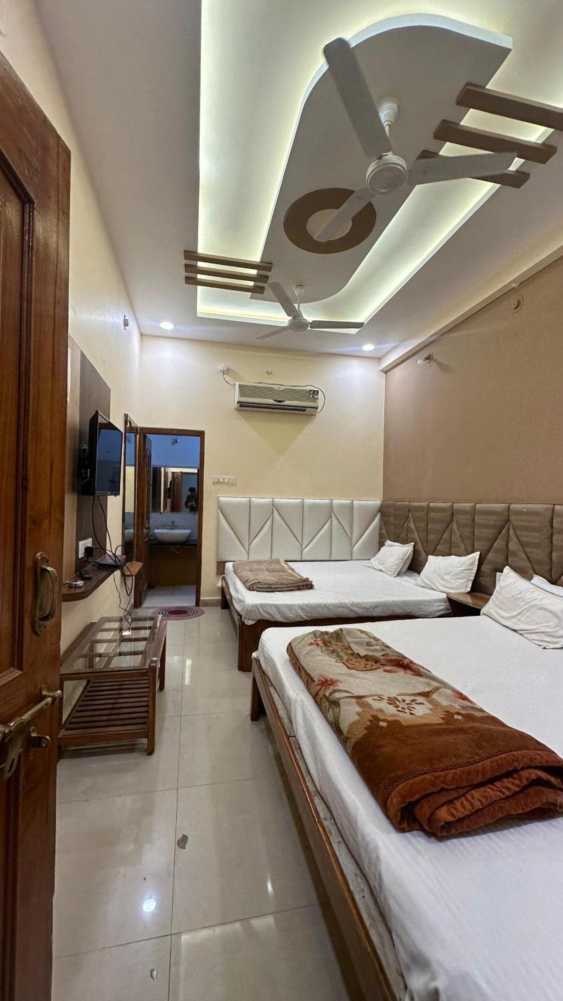 Hotel Pleasure Landmark Ujjain Exterior photo
