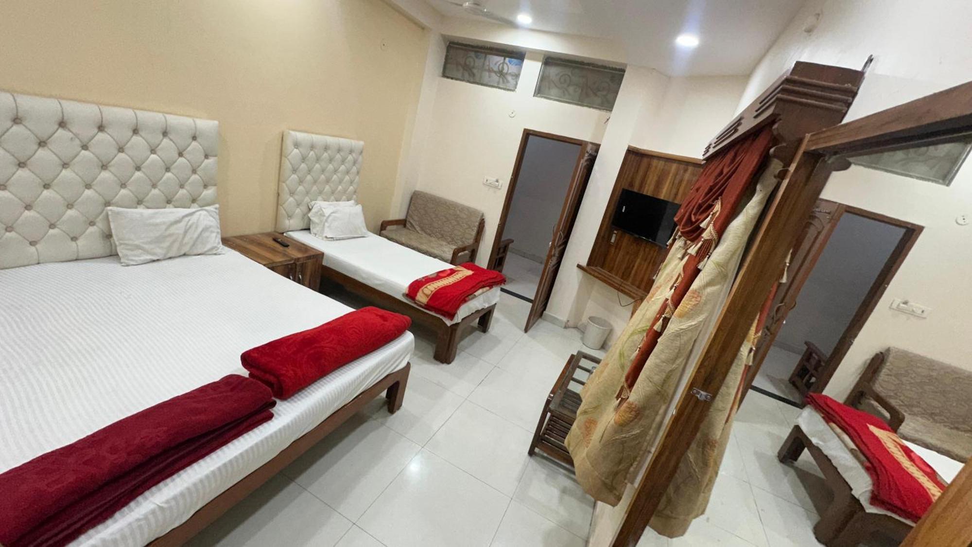Hotel Pleasure Landmark Ujjain Exterior photo