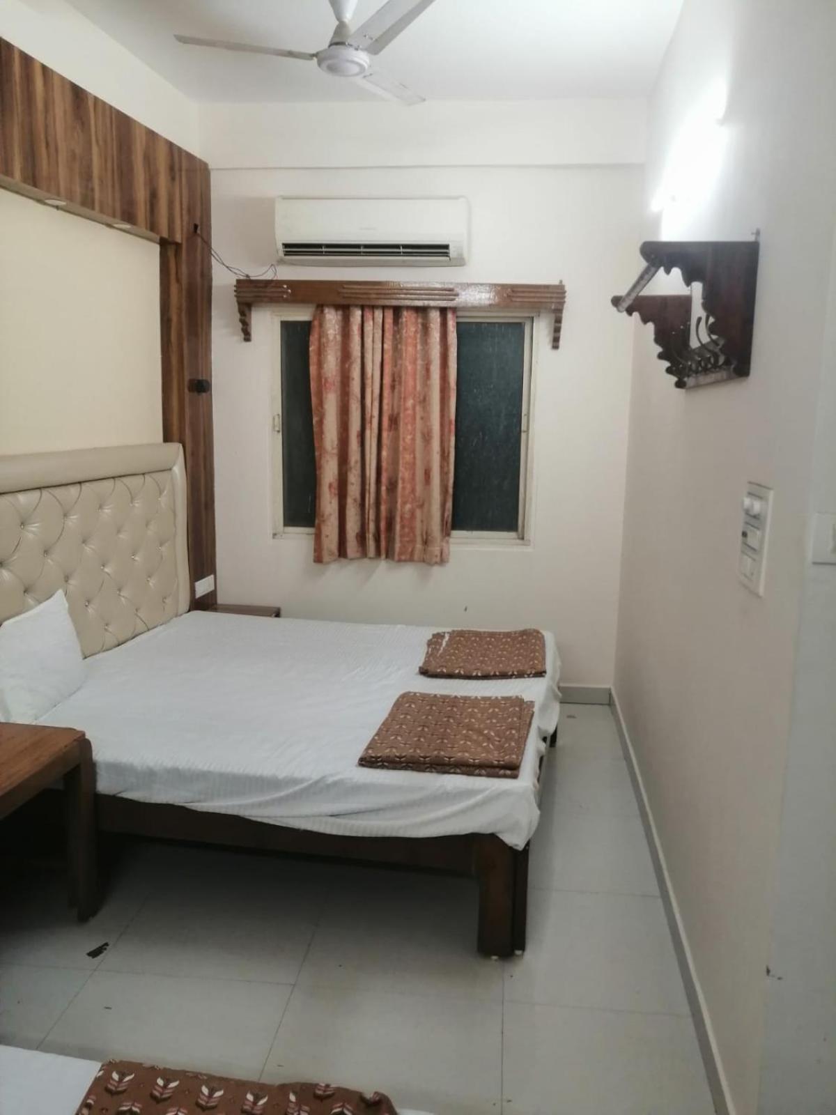 Hotel Pleasure Landmark Ujjain Exterior photo