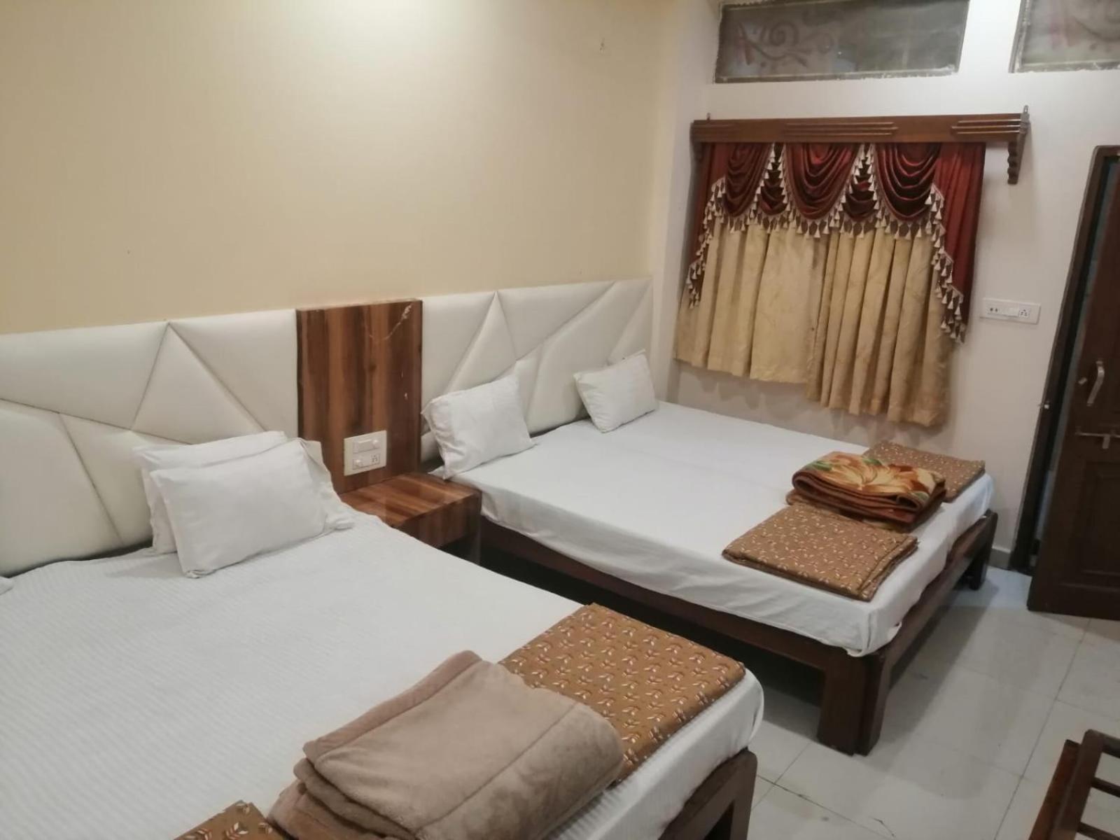 Hotel Pleasure Landmark Ujjain Exterior photo